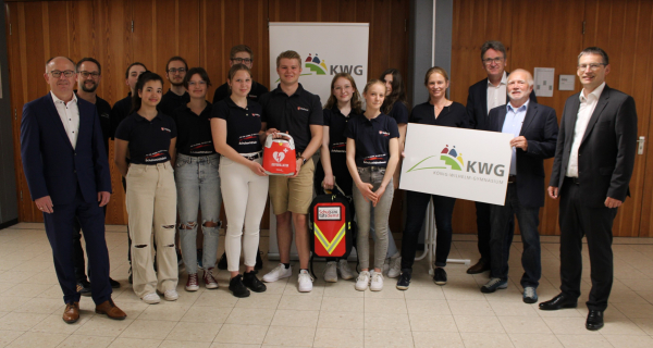 Vertreter der Sponsoren, Dr. Sorges, Schulleiterin Edeler, Betreuungslehrer Osterbrink und die Schulsanitäterinnen und Schulsanitäter freuen sich über den KWG-Defibrillator!