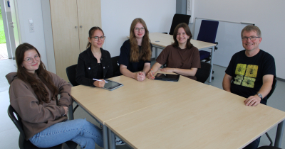 Die KWG-Schülersprecherinnen Mariella Orth, Tabea Lauritis, Nele Gehlsen, Mira Wüstefeld (v. l.) mit Christian Schlenke