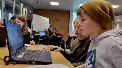 5c zu Besuch im CoolMINT-Schülerlabor Paderborn – KulturscoutsOWL-Klasse lernt Programmieren als Kulturleistung kennen